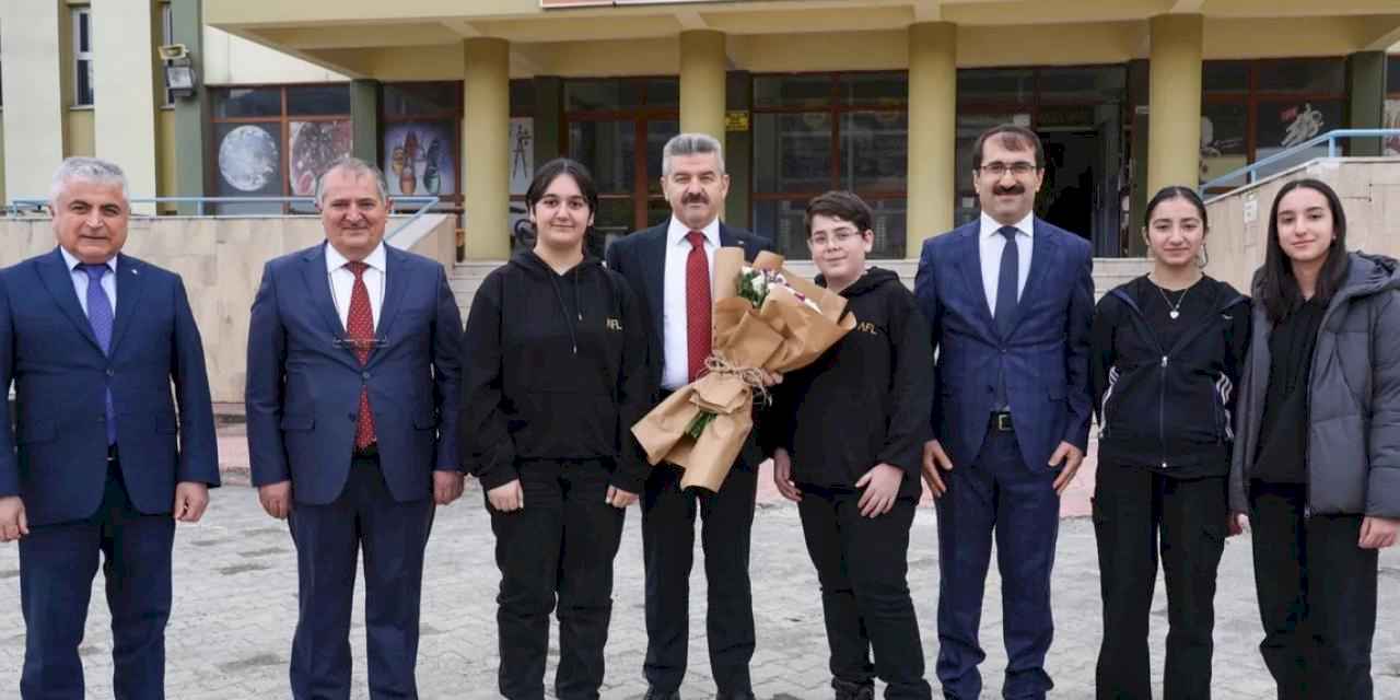 Artvin Valisi Ergün, Fen Lisesi'ni ziyaret etti