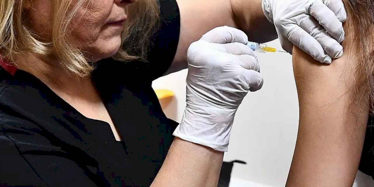 İzmir Büyükşehir HPV aşısı uygulamasını başlattı... Kadınlar ilk dozları yaptırdı