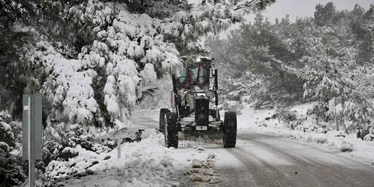 İzmir Bornova'da mevsimin ilk karı