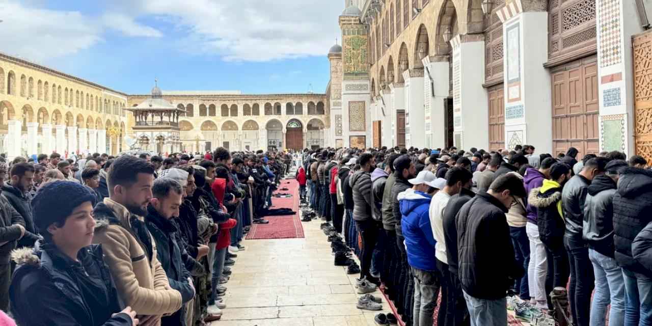 Şam’da tarihi Emevi Camii’nde üçüncü Cuma