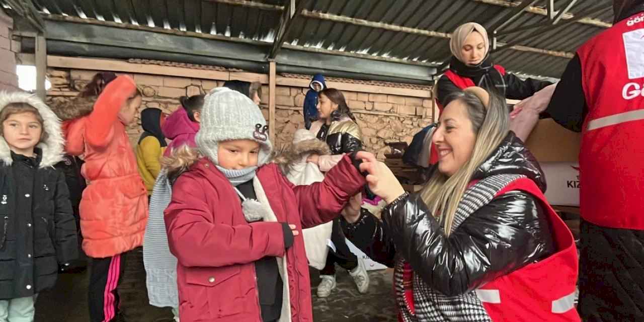 Kızılay Bursa Osmangazi Kadın Teşkilatı'ndan köy okullarına anlamlı destek