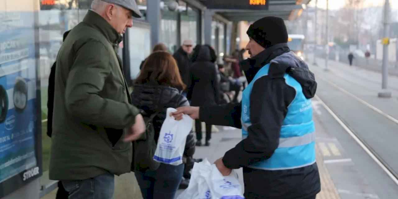 Kocaeli Belediyesi'nden 4 bin 600 kandil simidi dağıttı