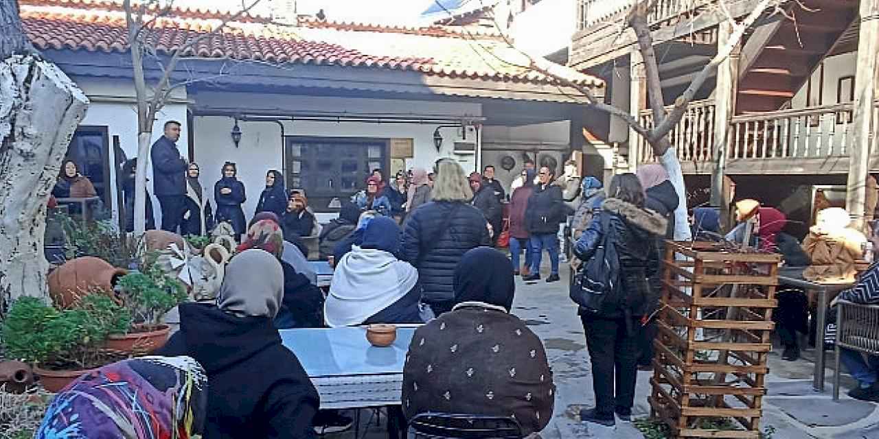 Kadınlar adım adım Manisa'yı geziyor