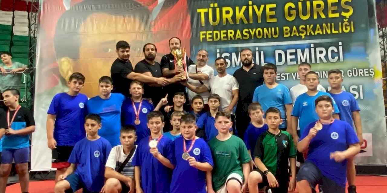 Kağıtspor’dan şampiyonluklarla dolu bir yıl