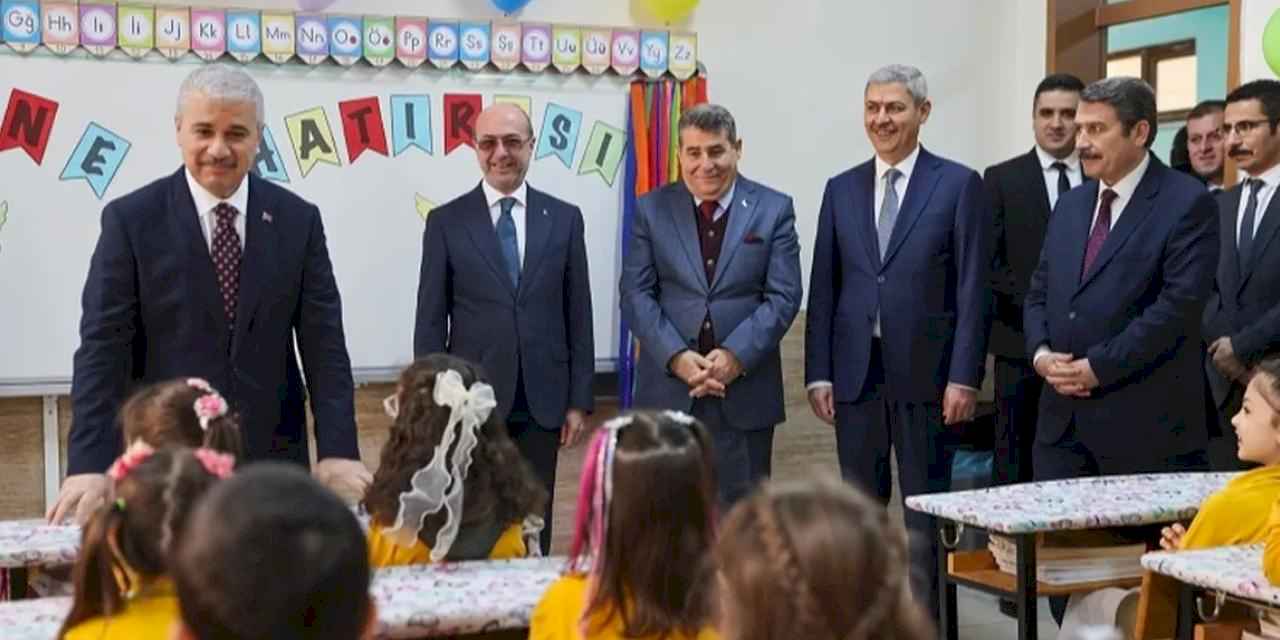 Konya protokolü çocuklara karnelerini dağıttı