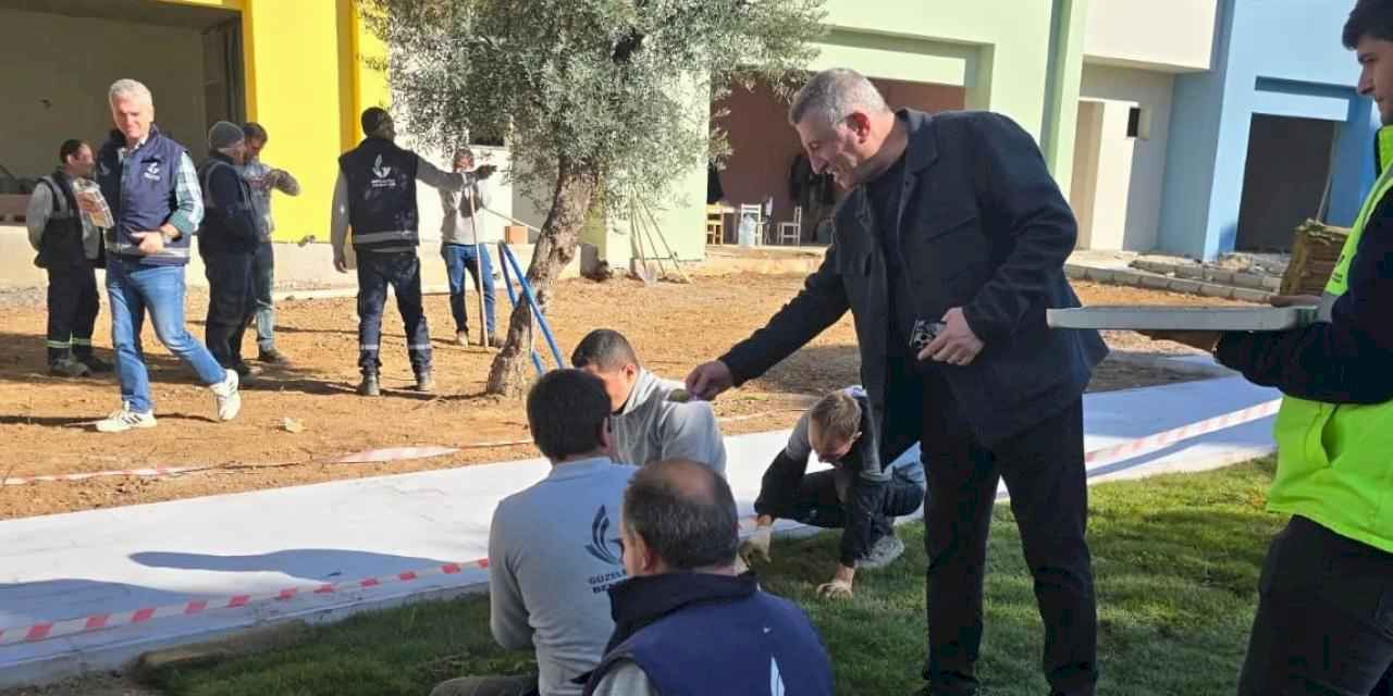 İzmir Güzelbahçe'de saha çalışanlarına baklavalı teşekkür