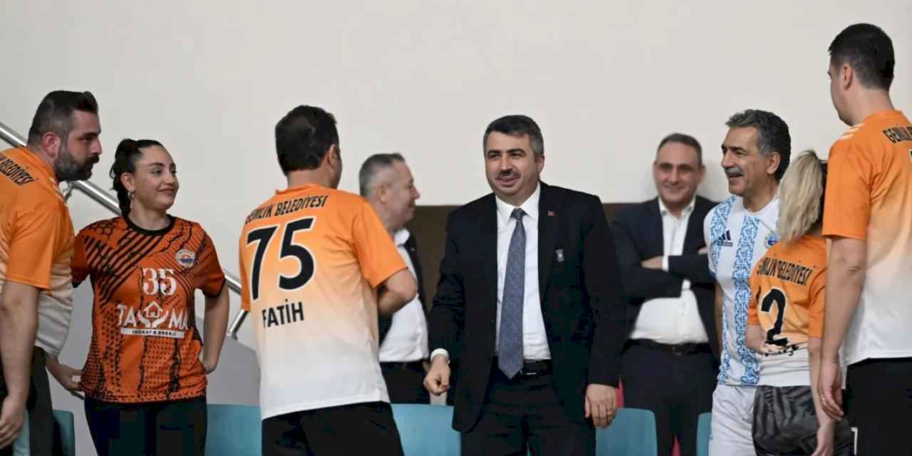 Başkan Yılmaz Belediyeler Arası Voleybol Dostluk Turnuvası'nı izledi