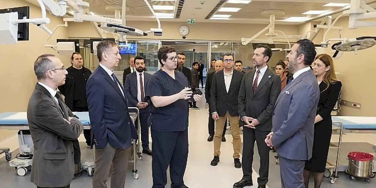 Medtronic, Koç Üniversitesi Hastanesi ve RMK AIMES, Robotik Asiste Cerrahi Alanındaki İş Birliği ile Türkiye'de Bir İlke İmza Atıyor