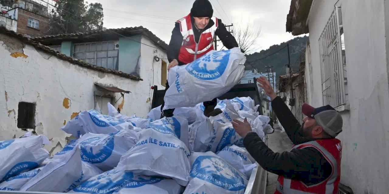 Manisa'da binlerce çuval odun ihtiyaç sahiplerine dağıtılıyor