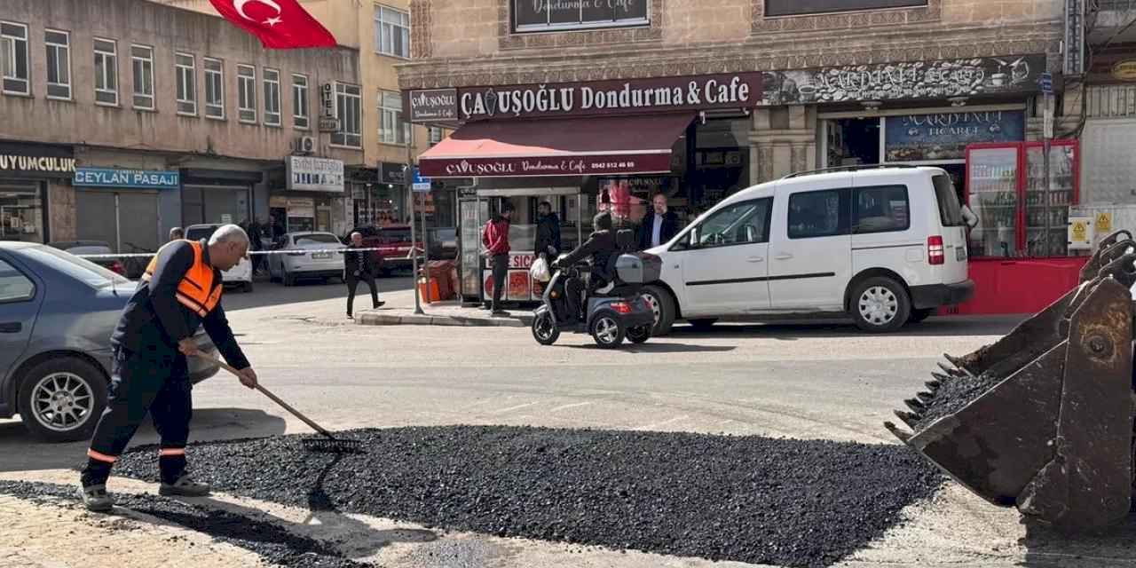 Mardin Midyat’ta asfalt bakım ve onarım çalışmaları hız kesmeden sürüyor